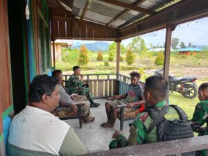 Pembinaan Teritorial, Satgas Yonif Raider 200/BN Kunjungi Rumah Warga Kampung Wakolani