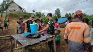 Hadir Di Tengah Masyarakat, Satgas Yonif 725/Woroagi Gelar Karya Bakti dan Kibarkan Merah Putih