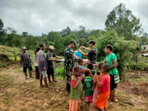 Hadir Di Tengah Masyarakat, Satgas Yonif 725/Woroagi Gelar Karya Bakti dan Kibarkan Merah Putih