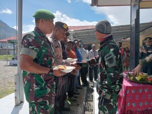 Satgas Mobile Yonif Raider 300/Bjw Kodam III Siliwangi Bersama Seluruh Apkam Berikan Surprise Kepada Polres Kabupaten Puncak