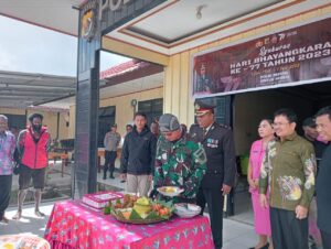 Satgas Mobile Yonif Raider 300/Bjw Kodam III Siliwangi Bersama Seluruh Apkam Berikan Surprise Kepada Polres Kabupaten Puncak