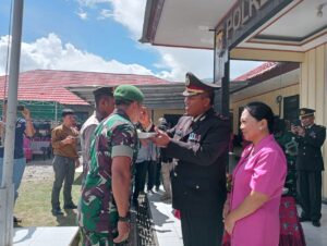 Satgas Mobile Yonif Raider 300/Bjw Kodam III Siliwangi Bersama Seluruh Apkam Berikan Surprise Kepada Polres Kabupaten Puncak