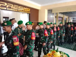 Dibawah Guyuran Hujan, Kodim 1002/HST Berikan Kejutan Kepada Kapolres HST