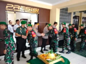 Dibawah Guyuran Hujan, Kodim 1002/HST Berikan Kejutan Kepada Kapolres HST