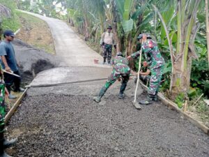 Dandim 1623/Karangasem Pimpin Langsung Upacara Pembukaan Karya Bakti Pembangunan Jalan Rabat Beton