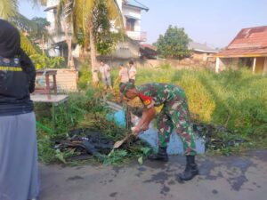 Ciptakan Lingkungan Bersih dan Sehat Prajurit Kodim 0418/PLG Bersama Warga Adakan Gotong Royong