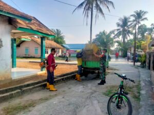 Ciptakan Lingkungan Bersih dan Sehat Prajurit Kodim 0418/PLG Bersama Warga Adakan Gotong Royong