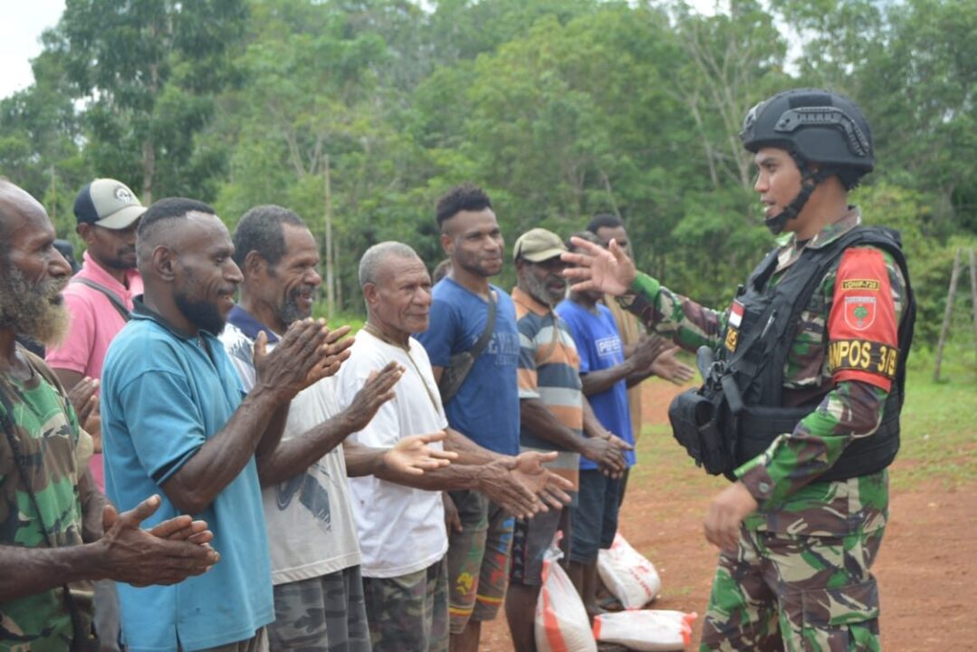 Kepedulian Satgas Pamtas Yonif 725/Woroagi Bagikan Sembako Kepada Masyarakat