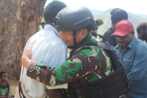 Jalin Sinergi, Satgas Yonif 721/Mks Bersama Forkopimda Kunjungi Rumah Pertama Misionaris di Lanny Jaya