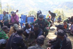 Jalin Sinergi, Satgas Yonif 721/Mks Bersama Forkopimda Kunjungi Rumah Pertama Misionaris di Lanny Jaya