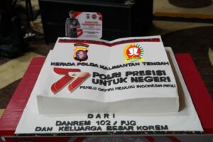 HUT Bhayangkara ke-77 Danrem 102/Pjg Berikan Kue Ulang Tahun