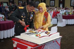 HUT Bhayangkara ke-77 Danrem 102/Pjg Berikan Kue Ulang Tahun