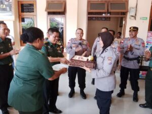 Peringati HUT Bhayangkara, Jenderal Bintang Satu TNI Pimpin Anggota Sambangi Polsek Abepura