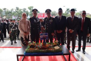 Tingkatkan Sinergitas TNI dan Polri, Dandim 1412/Kolaka Berikan Tumpeng Kepada Kapolres Kolaka Dalam Rangka HUT Bhayangkara ke-77