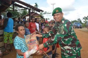 Cinta Kasih TNI Di Perbatasan RI-PNG, Satgas Yonif 725/Woroagi Bagikan Sembako dan Santunan Kepada Anak Yatim