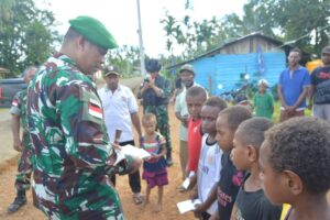 Cinta Kasih TNI Di Perbatasan RI-PNG, Satgas Yonif 725/Woroagi Bagikan Sembako dan Santunan Kepada Anak Yatim