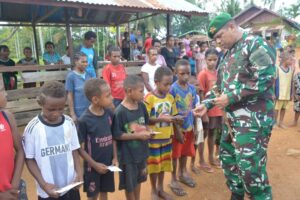 Cinta Kasih TNI Di Perbatasan RI-PNG, Satgas Yonif 725/Woroagi Bagikan Sembako dan Santunan Kepada Anak Yatim