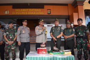 Tiga Pimpinan TNI Datangi Polres Buleleng Berikan Ucapan dan Kue HUT Bhayangkara Ke - 77