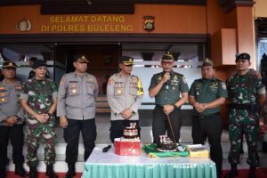 Tiga Pimpinan TNI Datangi Polres Buleleng Berikan Ucapan dan Kue HUT Bhayangkara Ke - 77