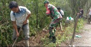 Babinsa Bersama Warga Laksanakan Gotong Royong Bersihkan Parit
