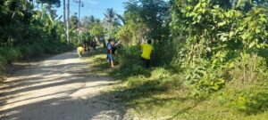 Babinsa Bersama Warga Laksanakan Gotong Royong Bersihkan Parit