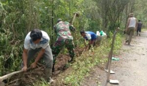 Babinsa Bersama Warga Laksanakan Gotong Royong Bersihkan Parit