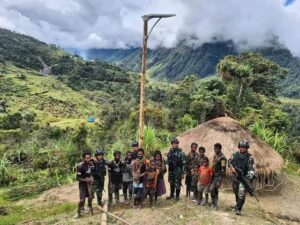 Satgas Yonif Para Raider 433/JS Buat Terang Benderang Distrik Dal
