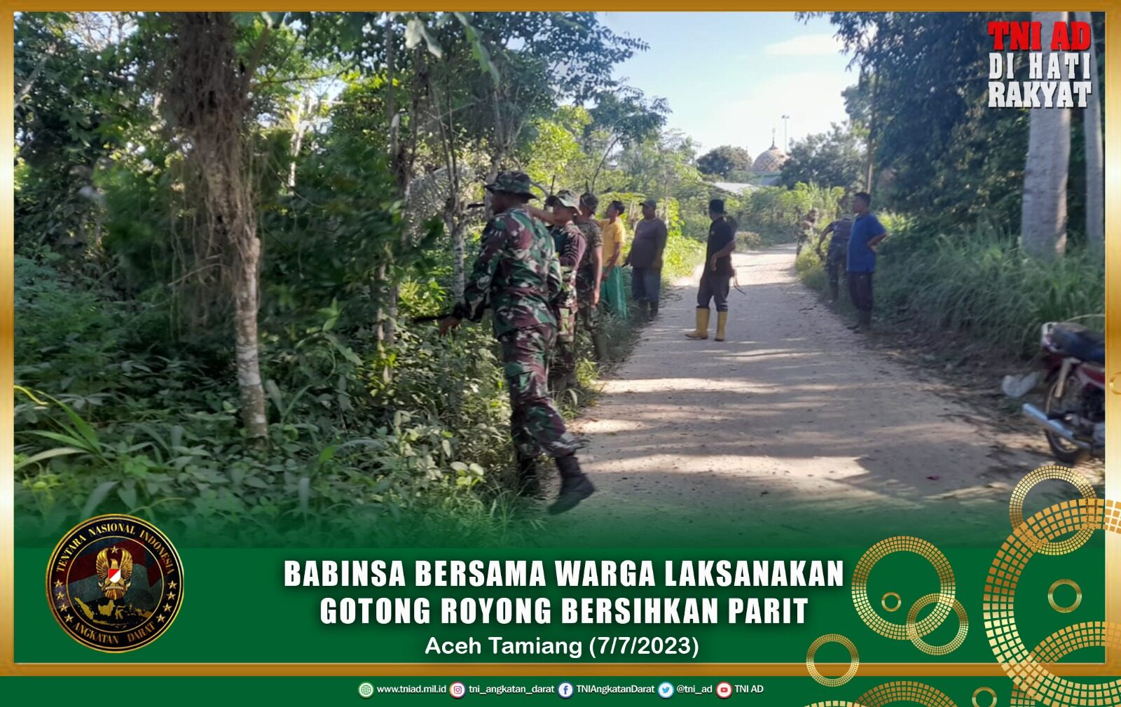 Babinsa Bersama Warga Laksanakan Gotong Royong Bersihkan Parit