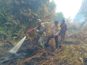 Masuki Hari Keempat, Babinsa 03 Mandau Masih Berjibaku Padamkan Karhutla Gambut di Buluh Apo