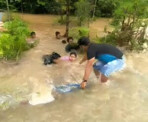 Satgas Yonif 725/Woroagi Tolong Pelajar Terbawa Arus Banjir