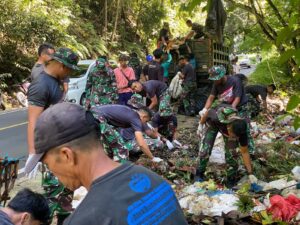 Denzipur 14/GB Laksanakan Kerja Bakti Bersihkan Lingkungan Bersama Warga