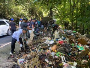 Denzipur 14/GB Laksanakan Kerja Bakti Bersihkan Lingkungan Bersama Warga