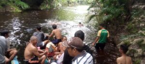 Satgas Yonarmed 10/Bradjamusti Bersama Warga Cari Jenazah Tenggelam di Sungai