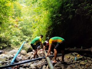 Perbaiki Pipa Saluran Air, Satgas Yonarmed 1 Kostrad Gotong Royong Bersama Warga