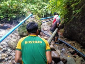 Perbaiki Pipa Saluran Air, Satgas Yonarmed 1 Kostrad Gotong Royong Bersama Warga