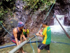 Perbaiki Pipa Saluran Air, Satgas Yonarmed 1 Kostrad Gotong Royong Bersama Warga