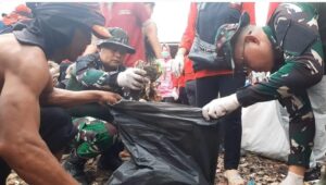 Gotong-royong Atasi Tumpukan Sampah di Bibir Pantai Bandar Lampung