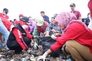 Gotong-royong Atasi Tumpukan Sampah di Bibir Pantai Bandar Lampung