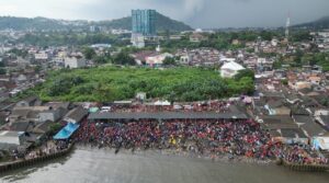 Gotong-royong Atasi Tumpukan Sampah di Bibir Pantai Bandar Lampung