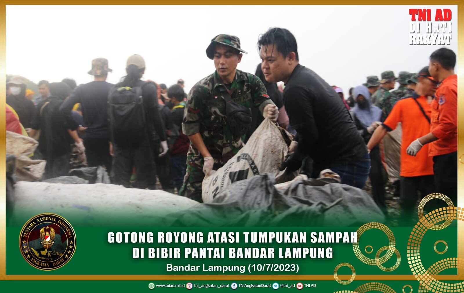 Gotong-royong Atasi Tumpukan Sampah di Bibir Pantai Bandar Lampung