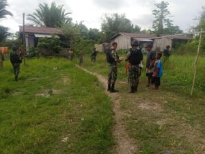 Jalin Keakraban, Satgas Pamtas RI-PNG Anjangsana Ke Kampung Swakarsa dan Kampung Tanah Merah