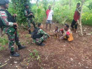 Jalin Keakraban, Satgas Pamtas RI-PNG Anjangsana Ke Kampung Swakarsa dan Kampung Tanah Merah