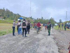 Jaga Kondusivitas Keamanan di Intan Jaya, Satgas Yonif PR 330/Bersama Aparat Terkait Gelar Sweeping