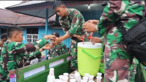 Tingkatkan Gizi Masyarakat, Satgas Yonif 125/SMB Bagikan Ratusan Cup Bubur Kacang Hijau