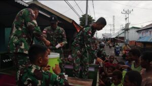 Tingkatkan Gizi Masyarakat, Satgas Yonif 125/SMB Bagikan Ratusan Cup Bubur Kacang Hijau