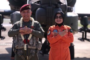 Jenderal Bintang Dua Terbangkan Heli Canggih Apache AH-64E