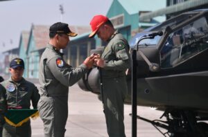 Jenderal Bintang Dua Terbangkan Heli Canggih Apache AH-64E