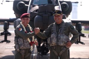 Jenderal Bintang Dua Terbangkan Heli Canggih Apache AH-64E