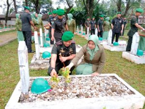 Kodim 1002/HST Bersama Yonif 621/Mtg Gelar Ziarah Rombongan Dalam Rangka HUT Ke-65 Kodam VI/Mlw