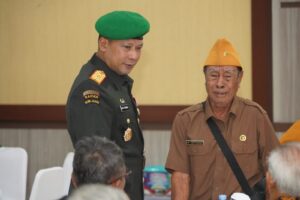 Danrem 102/Pjg Berikan Sembako dan Tali Asih Kepada Veteran dan Warakawuri Dalam Rangka HUT ke-65 Kodam XII/Tpr